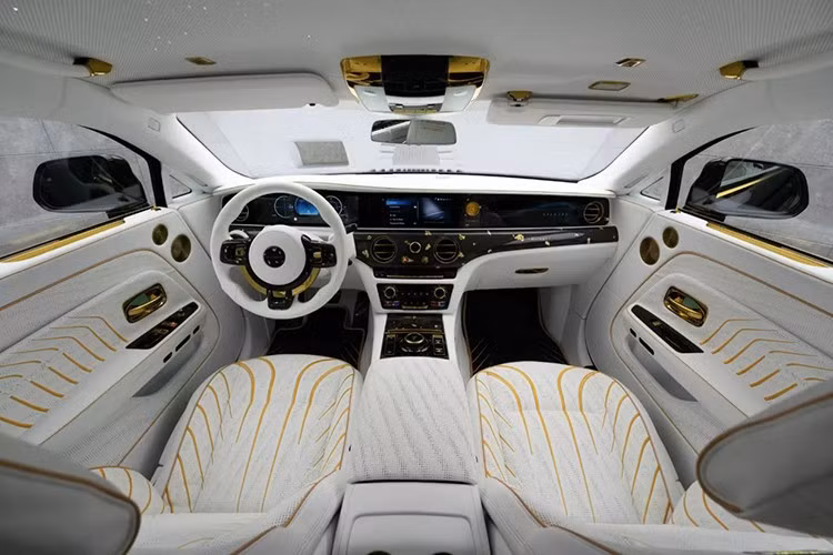 Đặc biệt, nội thất của chiếc xe cũng được thiết kế lại hoàn toàn với gam màu trắng và vàng, tạo nên không gian sang trọng và xa hoa. Mọi chi tiết bên trong đều phản ánh sự tinh tế trong từng đường nét, từ những miếng chèn sợi carbon cho đến các chi tiết khảm vàng.