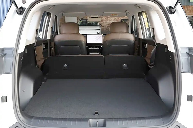 Nằm bên dưới nắp ca-pô của mẫu xe Trung Quốc này là 3 tùy chọn động cơ. Đầu tiên là hệ truyền động hybrid cắm sạc Lingxi Power 3.0, kết hợp động cơ xăng 1.5L có hiệu suất nhiệt 43,2% với mô-tơ điện 10-trong-1 thế hệ thứ tư. Mức tiêu thụ nhiên liệu của phiên bản PHEV là 5,3 lít/100 km khi cạn pin. Phạm vi hoạt động thuần điện theo tiêu chuẩn CLTC là 125 km. Khi sạc đầy pin và đổ đầy bình xăng, xe đạt tổng phạm vi di chuyển 1.100 km.