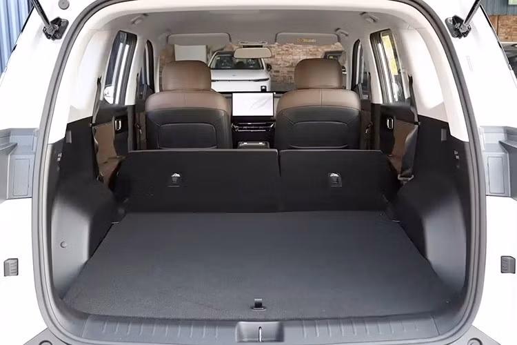 Nằm bên dưới nắp ca-pô của mẫu xe Trung Quốc này là 3 tùy chọn động cơ. Đầu tiên là hệ truyền động hybrid cắm sạc Lingxi Power 3.0, kết hợp động cơ xăng 1.5L có hiệu suất nhiệt 43,2% với mô-tơ điện 10-trong-1 thế hệ thứ tư. Mức tiêu thụ nhiên liệu của phiên bản PHEV là 5,3 lít/100 km khi cạn pin. Phạm vi hoạt động thuần điện theo tiêu chuẩn CLTC là 125 km. Khi sạc đầy pin và đổ đầy bình xăng, xe đạt tổng phạm vi di chuyển 1.100 km.