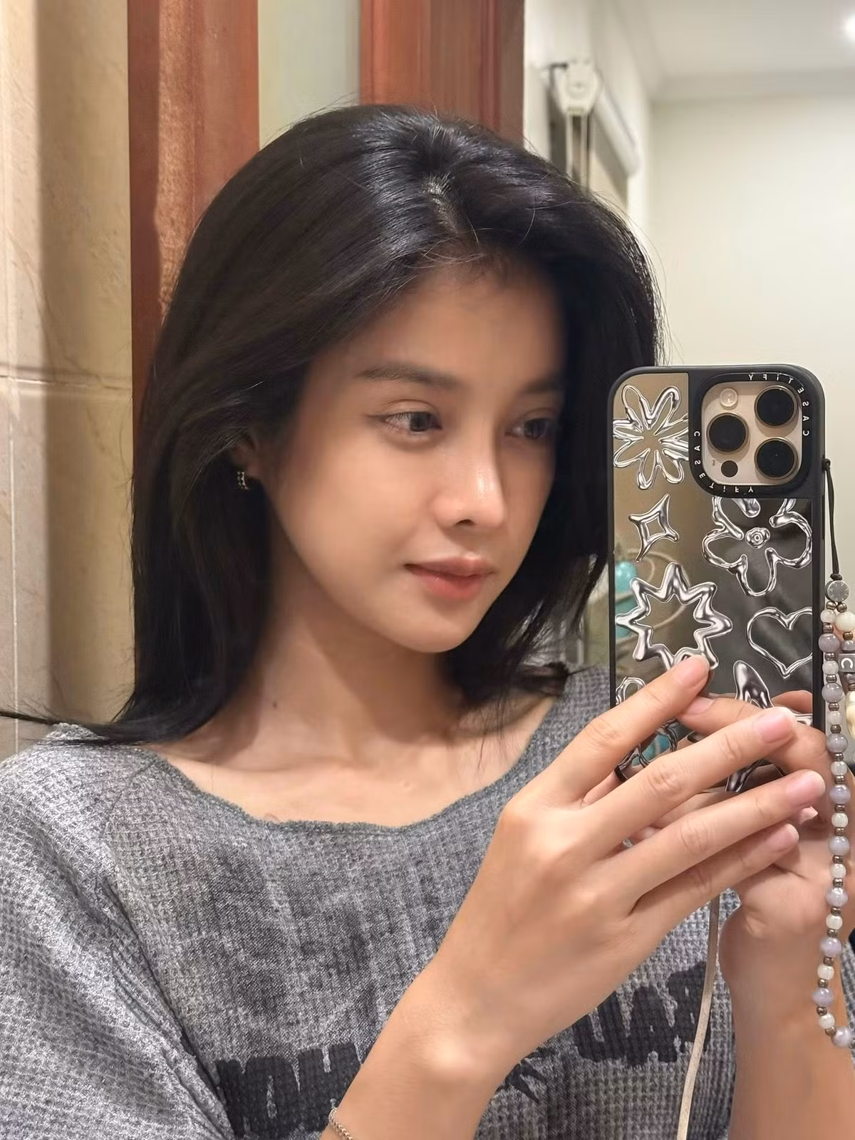 Mỗi lần xuất hiện ở những sự kiện sang trọng, tình màn ảnh quốc dân đốn tim fan khi diện trang phục cắt xẻ, khoe đường cong nóng bỏng.