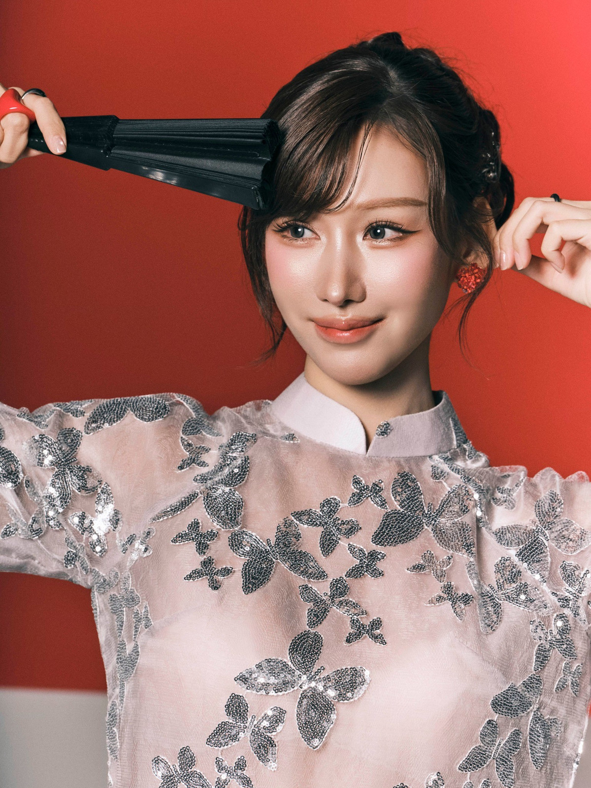 Ở một số khoảnh khắc đời thường, Min tươi cười cúi mình bên hồ cá, tương tác nhẹ nhàng với thiên nhiên, tạo nên cảm giác gần gũi, đời thường nhưng vẫn rất cuốn hút.