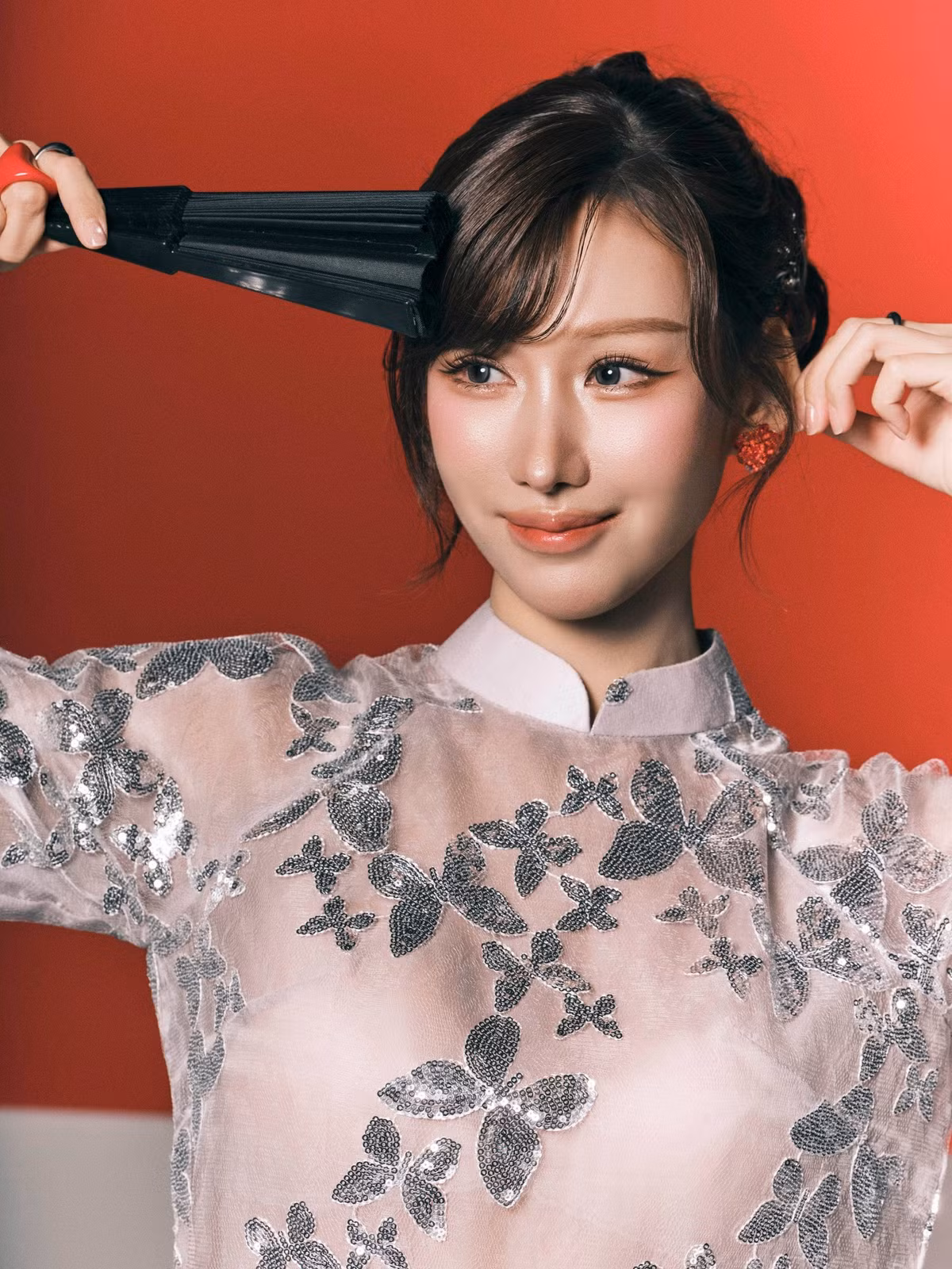 Ở một số khoảnh khắc đời thường, Min tươi cười cúi mình bên hồ cá, tương tác nhẹ nhàng với thiên nhiên, tạo nên cảm giác gần gũi, đời thường nhưng vẫn rất cuốn hút.