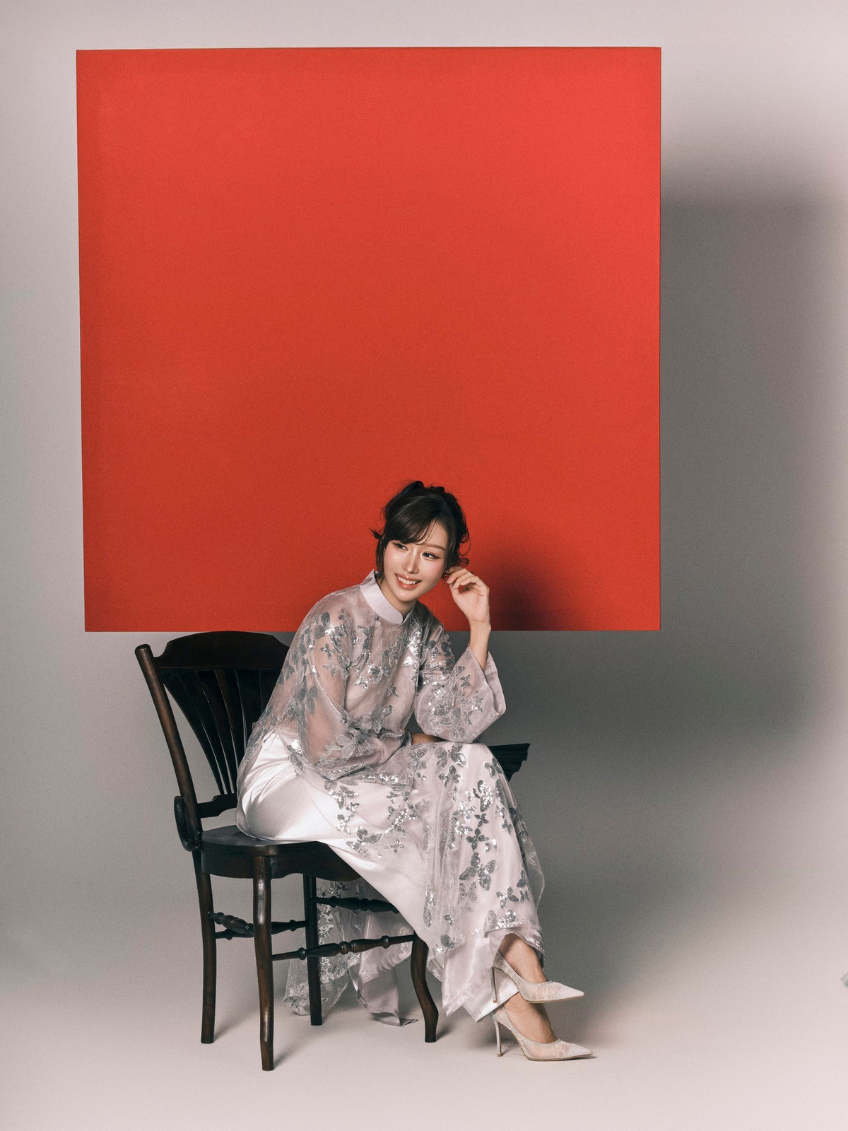 Ngay sau khi đăng tải, bài viết của Min nhanh chóng nhận được hàng chục nghìn lượt yêu thích cùng vô số bình luận tích cực. Nhiều người hâm mộ dành lời khen cho nhan sắc “không góc chết” của nữ ca sĩ, thậm chí có ý kiến cho rằng Min ngày càng mặn mà, đằm thắm hơn theo thời gian.