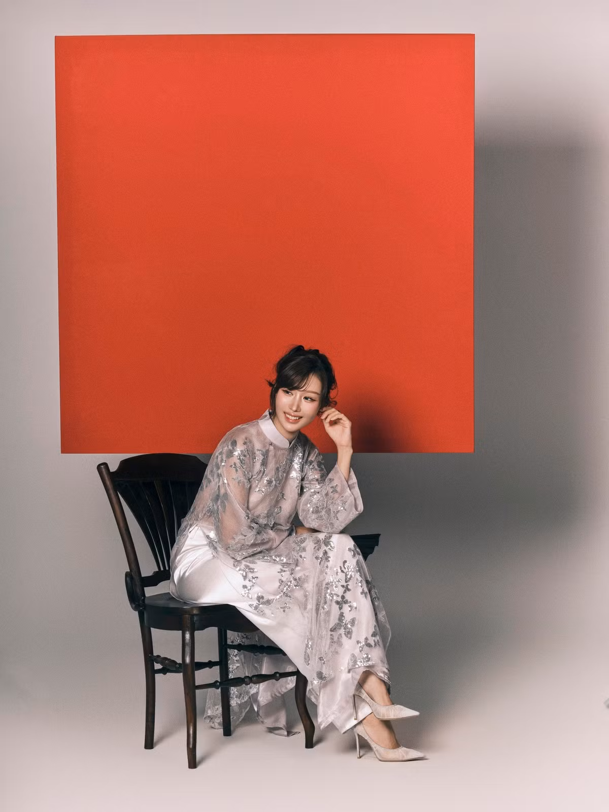 Ngay sau khi đăng tải, bài viết của Min nhanh chóng nhận được hàng chục nghìn lượt yêu thích cùng vô số bình luận tích cực. Nhiều người hâm mộ dành lời khen cho nhan sắc “không góc chết” của nữ ca sĩ, thậm chí có ý kiến cho rằng Min ngày càng mặn mà, đằm thắm hơn theo thời gian.