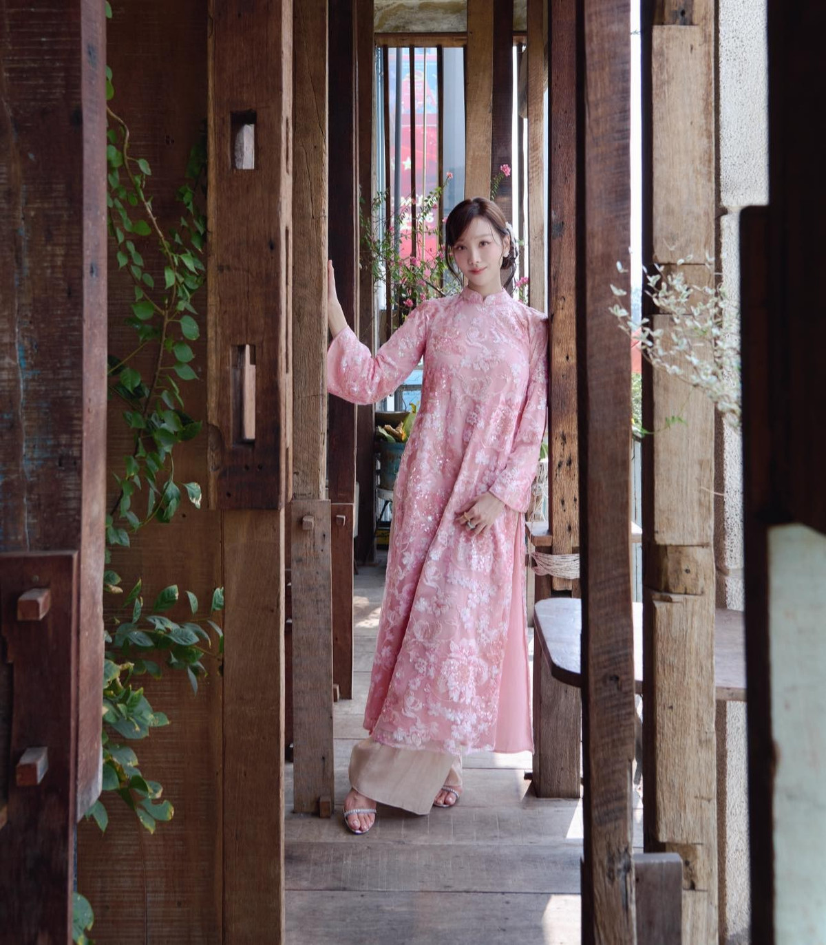 Không phải lần đầu Min ghi điểm với hình ảnh áo dài. Trước đó, nữ ca sĩ từng nhiều lần xuất hiện trong trang phục truyền thống ở các sự kiện, bộ ảnh thời trang lẫn đời thường. Tuy nhiên, mỗi lần xuất hiện, cô đều mang đến một sắc thái khác nhau – khi thì trẻ trung, tươi mới, lúc lại dịu dàng, nữ tính – cho thấy sự linh hoạt trong hình ảnh và gu thẩm mỹ ngày càng tinh tế.