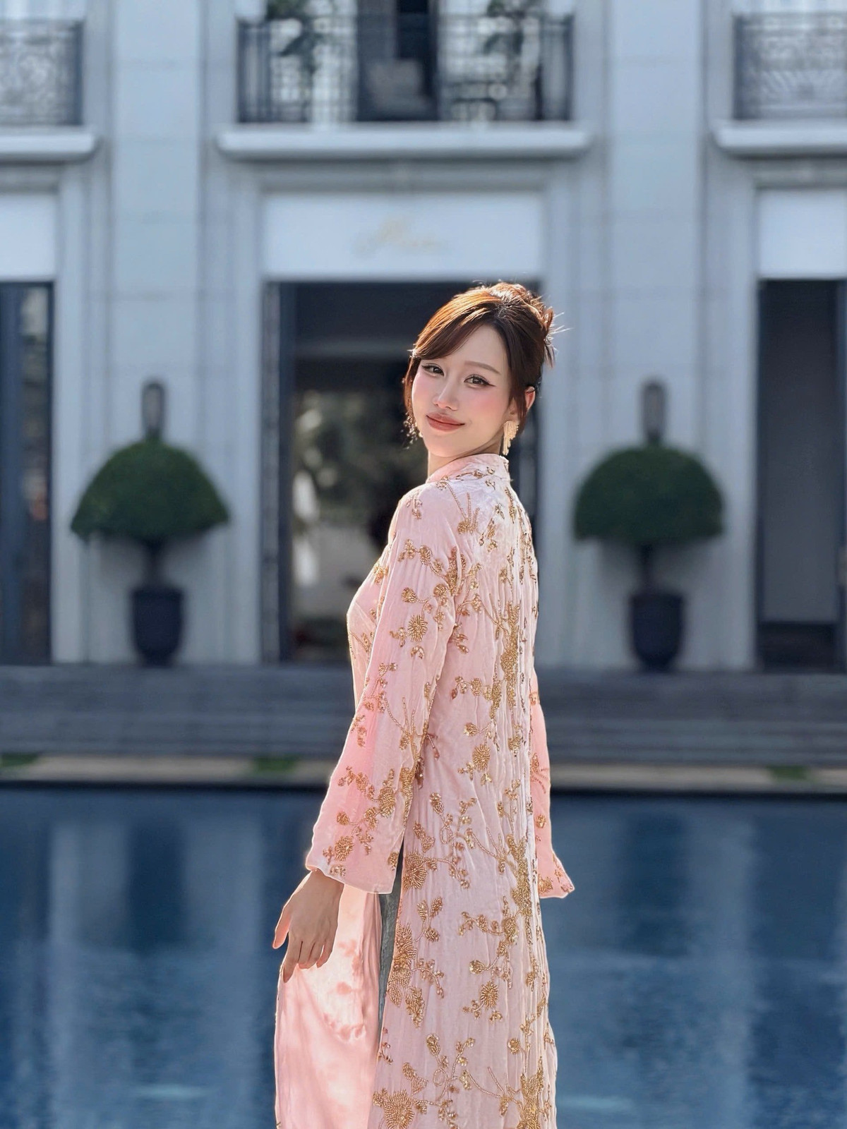 Trong không khí rộn ràng của những ngày đầu năm mới, Min bất ngờ “đốn tim” người hâm mộ khi chia sẻ loạt ảnh diện áo dài truyền thống trên trang cá nhân.