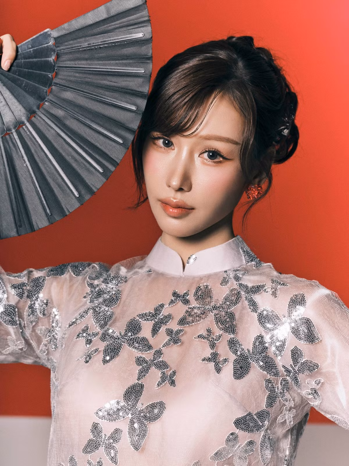 Đáng chú ý, loạt ảnh được thực hiện trong không gian mang hơi thở kiến trúc cổ điển, hồ nước tĩnh lặng và mảng xanh thiên nhiên, càng làm nổi bật vẻ đẹp truyền thống của tà áo dài.