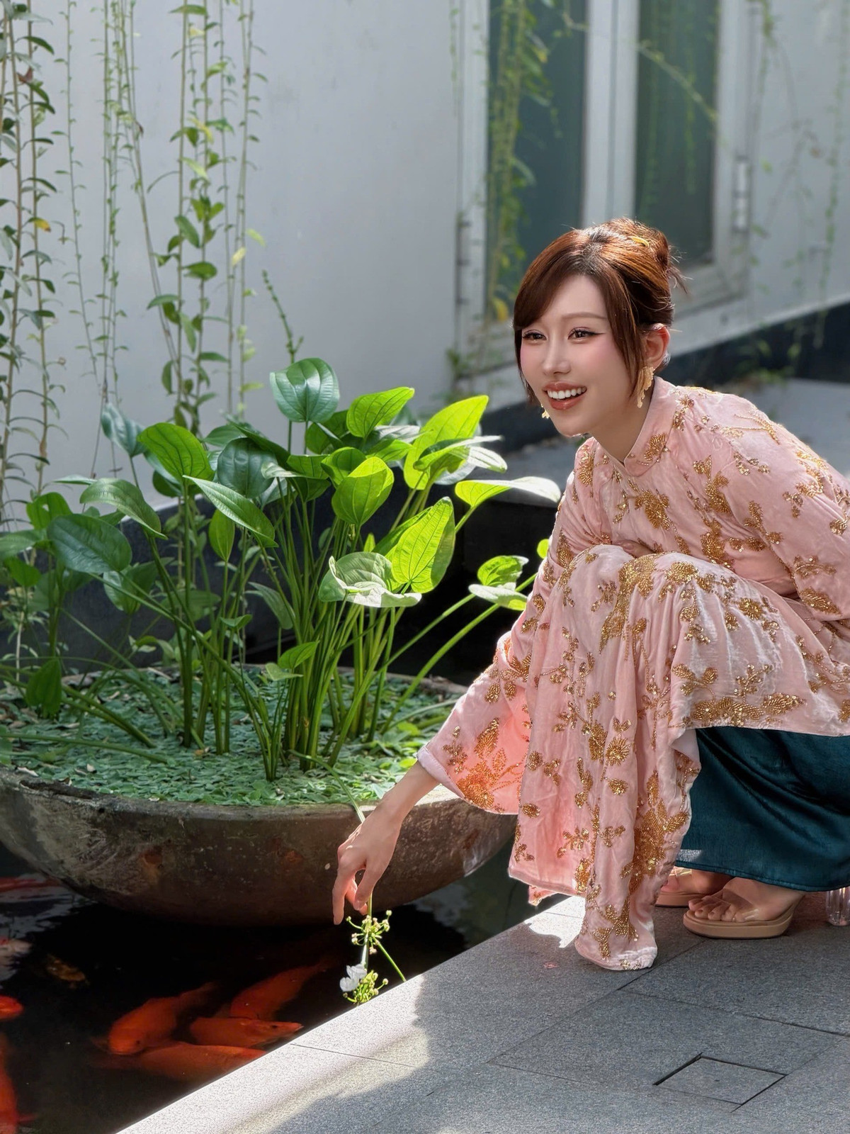 Không quá cầu kỳ hay phô trương, hình ảnh của nữ ca sĩ mang đến cảm giác dịu dàng, tinh khôi nhưng vẫn toát lên khí chất hiện đại rất riêng – điều vốn đã trở thành dấu ấn của Min trong lòng công chúng.