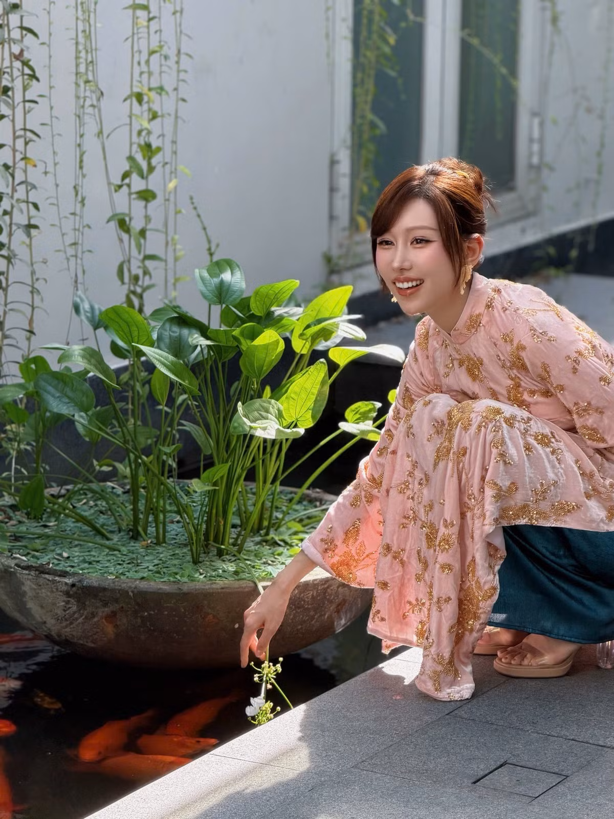 Không quá cầu kỳ hay phô trương, hình ảnh của nữ ca sĩ mang đến cảm giác dịu dàng, tinh khôi nhưng vẫn toát lên khí chất hiện đại rất riêng – điều vốn đã trở thành dấu ấn của Min trong lòng công chúng.