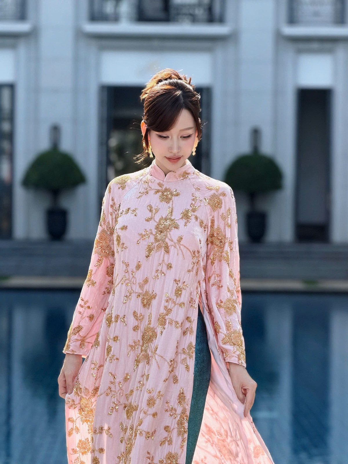 Không chỉ ghi điểm ở trang phục, Min còn được khen ngợi bởi phong cách trang điểm trong veo, tự nhiên đúng tinh thần ngày Tết. Lớp nền mỏng nhẹ, đôi má ửng hồng, đôi mắt long lanh cùng kiểu tóc búi gọn gàng giúp cô toát lên vẻ đẹp dịu dàng, đằm thắm. Nhiều khán giả nhận xét, nhan sắc của Min trong loạt ảnh này mang đến cảm giác bình yên, đúng chất “nàng thơ ngày xuân”.