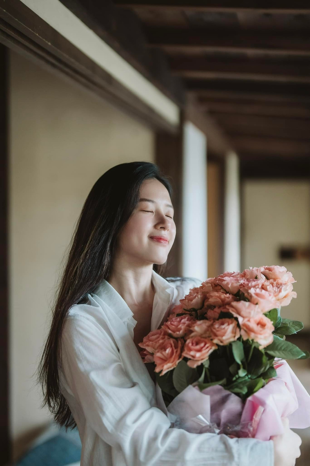 Sau nhiều năm kín tiếng trong chuyện tình cảm, Midu khiến công chúng bất ngờ khi tổ chức đám cưới với chồng doanh nhân vào tháng 6 năm ngoái. Cuộc sống hôn nhân của cô hiện được nhiều người ngưỡng mộ bởi sự bình yên và hạnh phúc.