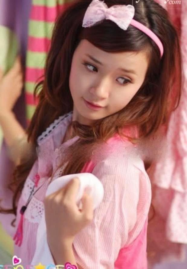 Không chỉ vậy, nữ giảng viên hot nhất MXH còn hé lộ những sở thích dễ thương thời thanh xuân: "Một thời ốm nhom ốm nhách, tóc mái xéo sư tử, mê công chúa bong bóng Bảo Thy, yêu màu tím và thích ngắm trời mưa".