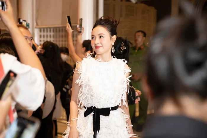 Nhiều bình luận khen ngợi nhan sắc "không tuổi" của Midu, cho rằng cô gần như không có nhiều thay đổi sau gần hai thập kỷ.