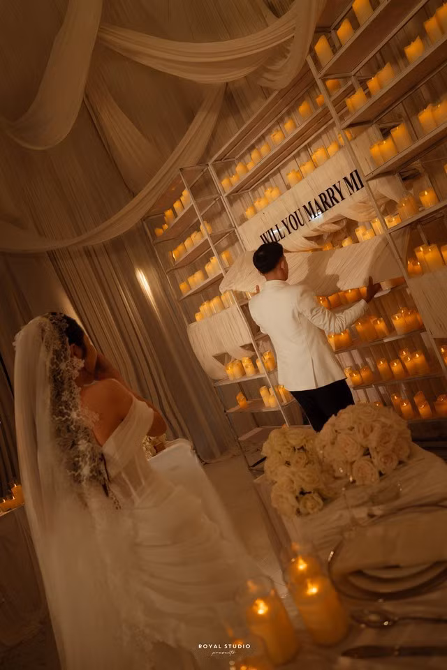 Thanh Ngân sinh năm 2002, tốt nghiệp ngành Quản trị Kinh doanh tại Đại học Quốc tế Miền Đông. Sau khi ra trường, cô trở về phụ giúp gia đình trong công việc buôn bán vàng bạc.