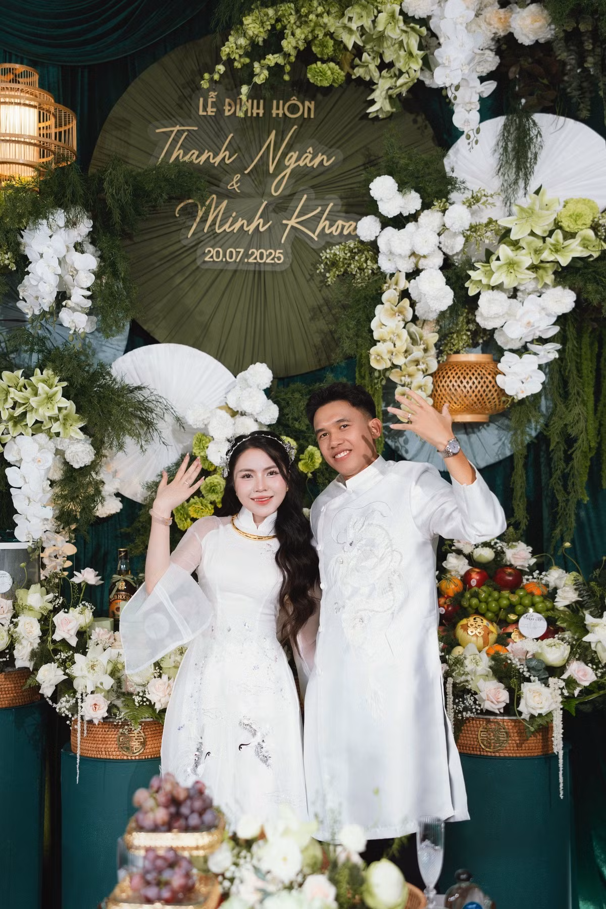 Tiền vệ Võ Hoàng Minh Khoa khoe ảnh cưới. Ảnh sử dụng trong bài: FBNV