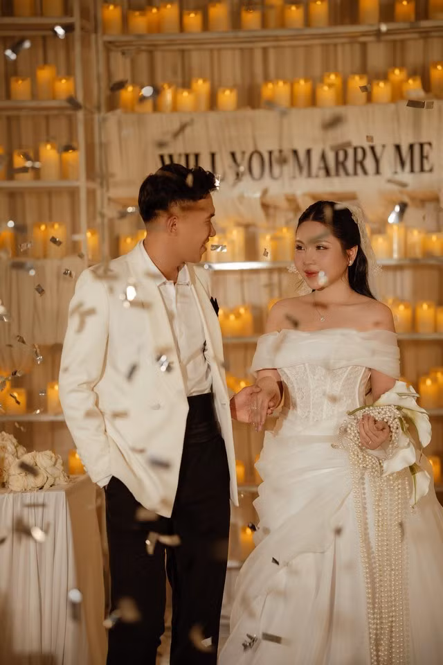 Trên trang cá nhân, Minh Khoa xúc động viết: "Ngày hôm ấy she said yes. 23/09/2025. 8 năm là động lực của nhau, là tình yêu của nhau và bây giờ chúng ta là gia đình của nhau".