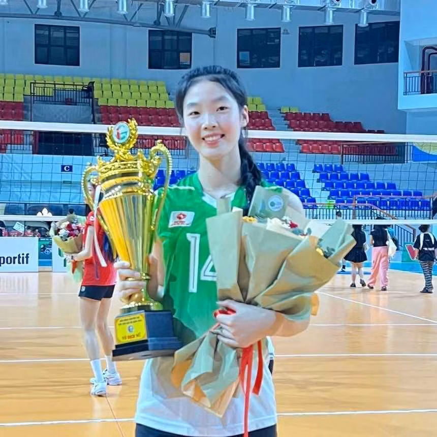 Phạm Quỳnh Hương là tay đập VĐV sinh năm 2008 của ĐT U21 Việt Nam đang tham gia giải VTV Cup được tổ chức tại Phú Thọ. Dù chỉ mới được đôn lên đội 1 CLB bóng chuyền nữ Binh chủng Thông tin nhưng cô bạn này đã chứng minh được tài năng.