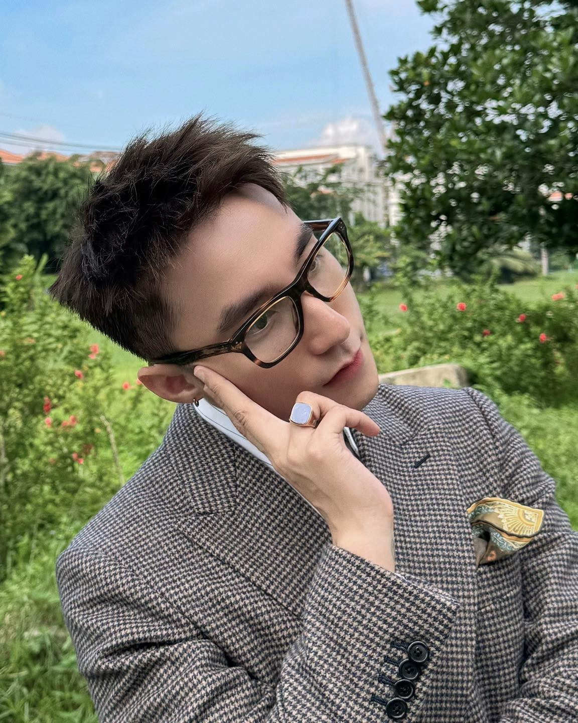 Bắt đầu sự nghiệp từ giới underground, Sơn Tùng nhanh chóng gây chú ý với ca khúc Cơn mưa ngang qua (2012). Tuy nhiên, phải đến Em của ngày hôm qua (2013), cái tên Sơn Tùng M-TP mới thực sự bùng nổ, đưa anh trở thành hiện tượng của làng nhạc Việt. Kể từ đó, nam ca sĩ liên tục khẳng định vị thế với hàng loạt ca khúc hit như Lạc trôi, Nơi này có anh, Chúng ta không thuộc về nhau, Hãy trao cho anh – bản hit từng gây tiếng vang lớn khi hợp tác cùng rapper huyền thoại Snoop Dogg.