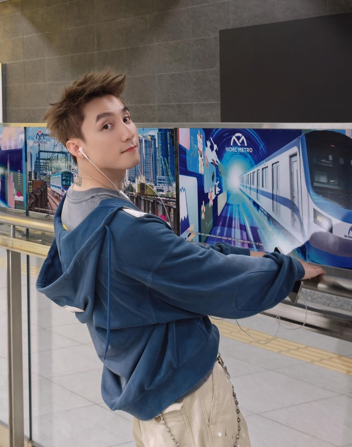 Sau hơn một thập kỷ hoạt động nghệ thuật, Sơn Tùng M-TP vẫn giữ được sức hút hiếm có. Từ âm nhạc, phong cách sống đến từng dòng trạng thái trên mạng xã hội, mọi động thái của anh đều dễ dàng trở thành tâm điểm chú ý. Và màn “thả thính” mới đây một lần nữa cho thấy, dù trên sân khấu hay ngoài đời, Sơn Tùng M-TP vẫn luôn biết cách khiến người hâm mộ phải “đổ gục”.