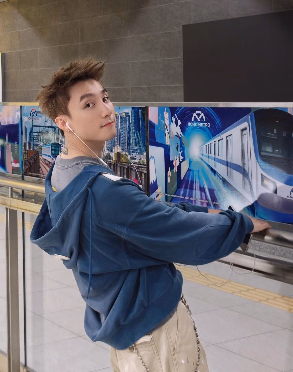 Sau hơn một thập kỷ hoạt động nghệ thuật, Sơn Tùng M-TP vẫn giữ được sức hút hiếm có. Từ âm nhạc, phong cách sống đến từng dòng trạng thái trên mạng xã hội, mọi động thái của anh đều dễ dàng trở thành tâm điểm chú ý. Và màn “thả thính” mới đây một lần nữa cho thấy, dù trên sân khấu hay ngoài đời, Sơn Tùng M-TP vẫn luôn biết cách khiến người hâm mộ phải “đổ gục”.