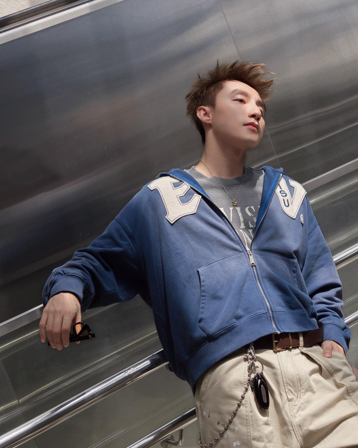 Ngoài âm nhạc, Sơn Tùng M-TP còn là một biểu tượng thời trang của showbiz Việt. Phong cách ăn mặc độc đáo, cá tính của anh thường xuyên tạo xu hướng, được giới trẻ học hỏi và bàn luận sôi nổi. Chính vì thế, người hâm mộ thường gọi anh bằng những biệt danh thân mật như “Sếp” hay “Hoàng tử V-pop”.