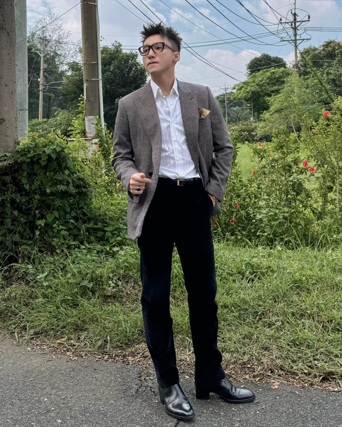 Sơn Tùng M-TP, tên thật Nguyễn Thanh Tùng, sinh ngày 05/07/1994 tại Thái Bình, là một trong những ca sĩ, nhạc sĩ và nhà sản xuất âm nhạc hàng đầu của V-pop. Anh được mệnh danh là “Hoàng tử V-pop” nhờ phong cách âm nhạc hiện đại, cá tính cùng loạt bản hit đình đám gắn liền với nhiều thế hệ khán giả trẻ.