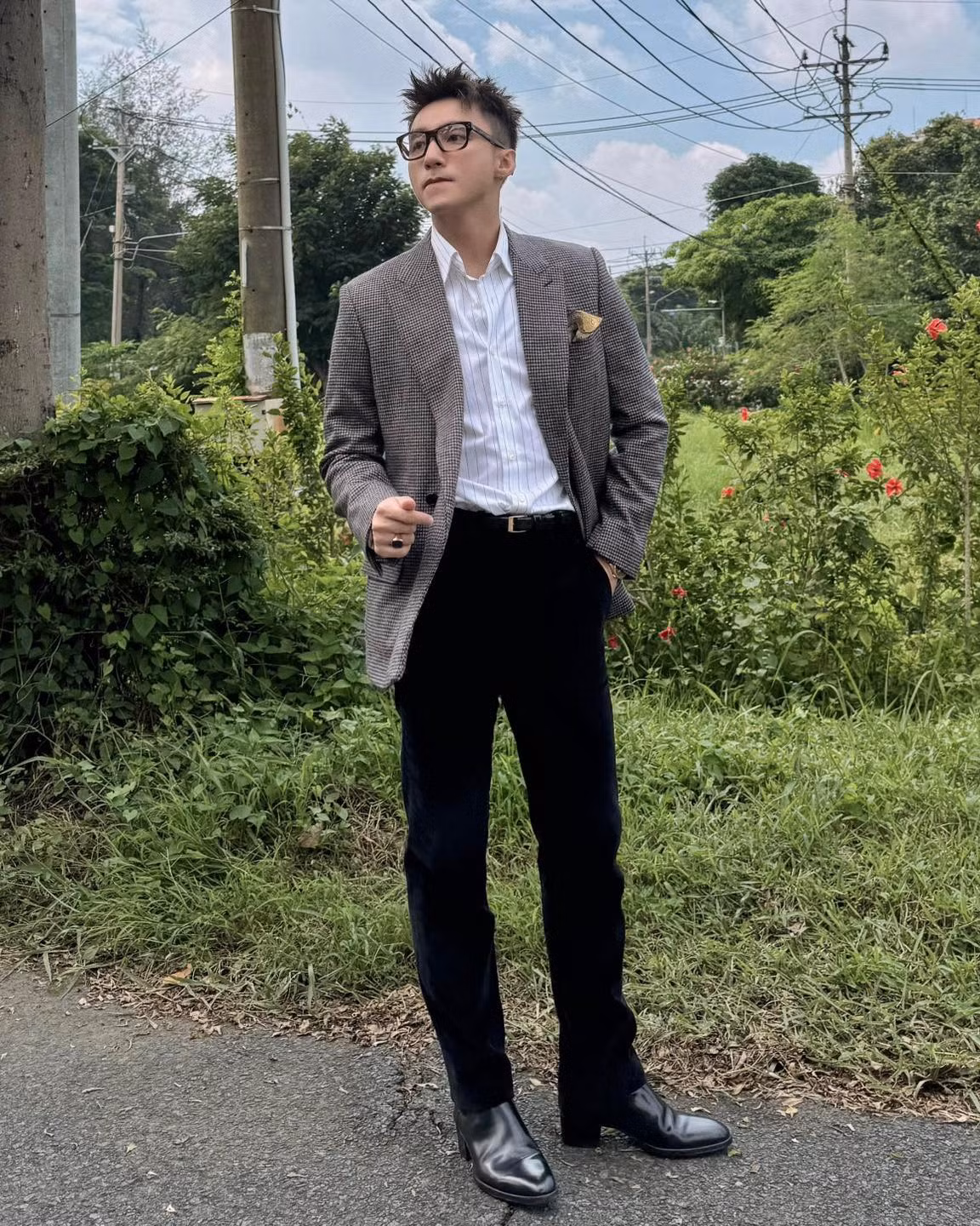 Sơn Tùng M-TP, tên thật Nguyễn Thanh Tùng, sinh ngày 05/07/1994 tại Thái Bình, là một trong những ca sĩ, nhạc sĩ và nhà sản xuất âm nhạc hàng đầu của V-pop. Anh được mệnh danh là “Hoàng tử V-pop” nhờ phong cách âm nhạc hiện đại, cá tính cùng loạt bản hit đình đám gắn liền với nhiều thế hệ khán giả trẻ.