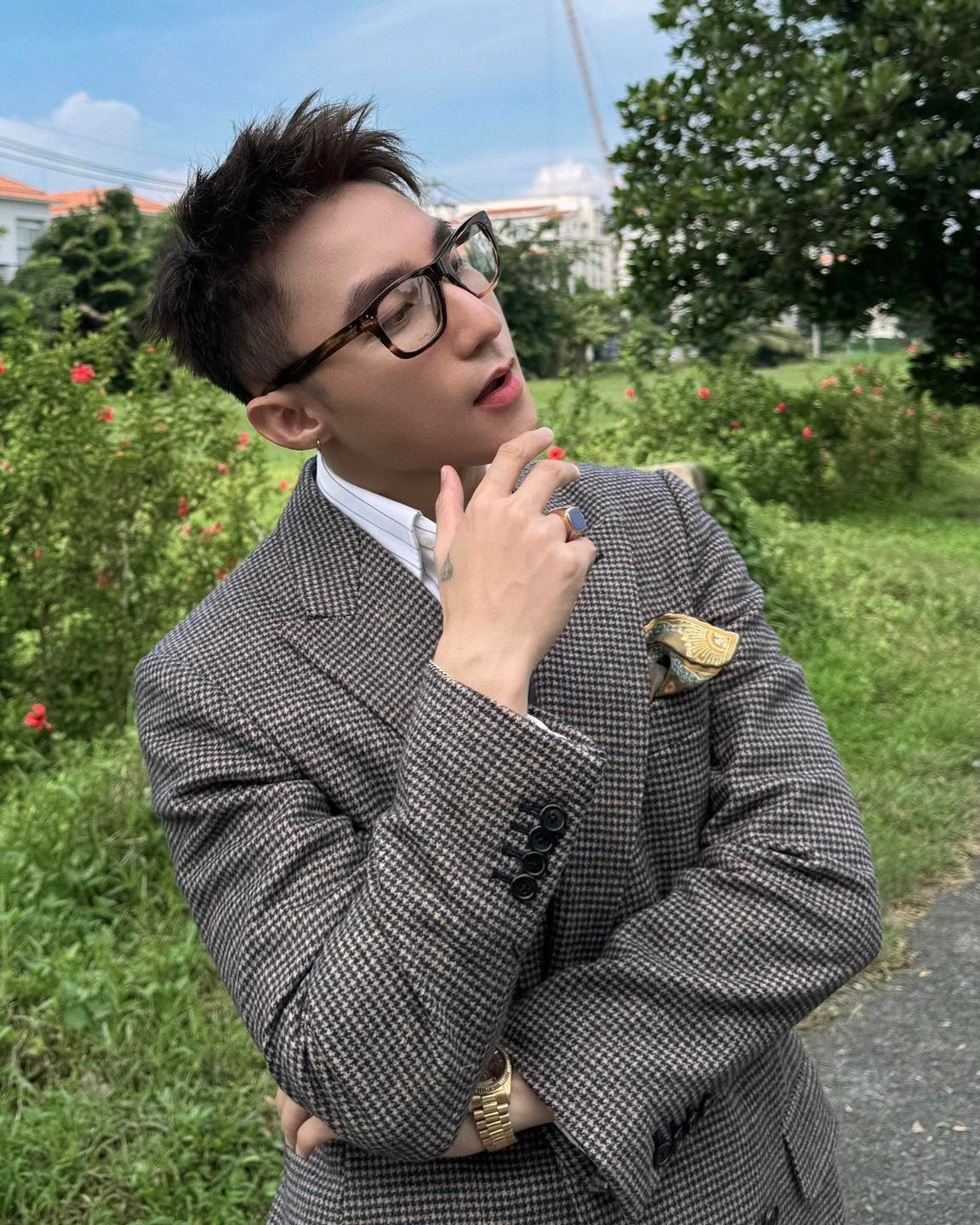 Dòng chia sẻ của Sơn Tùng lập tức nhận về hàng chục nghìn lượt yêu thích, bình luận và chia sẻ. Nhiều fan nữ không giấu được sự phấn khích, đồng loạt để lại những lời trêu đùa, thậm chí “nhận làm nam nhân” của giọng ca gốc Thái Bình.