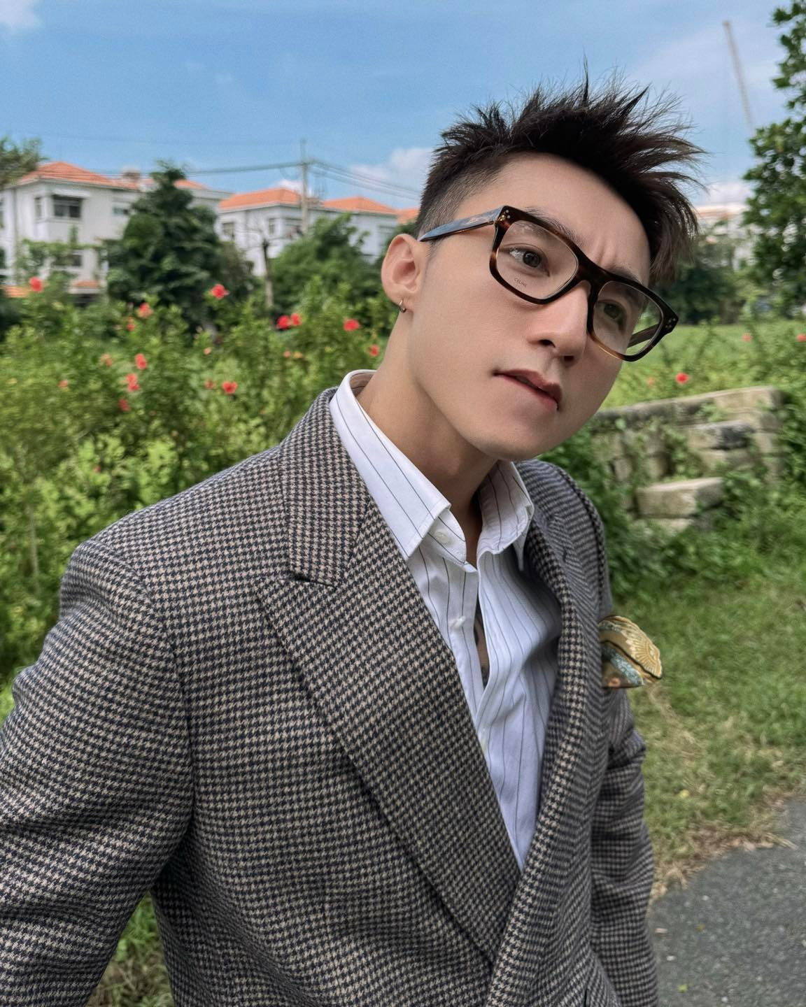 Vốn nổi tiếng là nghệ sĩ kín tiếng về đời sống tình cảm, mỗi chia sẻ mang màu sắc bông đùa của Sơn Tùng đều dễ dàng trở thành tâm điểm chú ý. Sự duyên ngầm, tinh tế trong cách tương tác với fan cũng là một trong những lý do giúp anh luôn giữ được sức hút bền bỉ suốt nhiều năm qua.