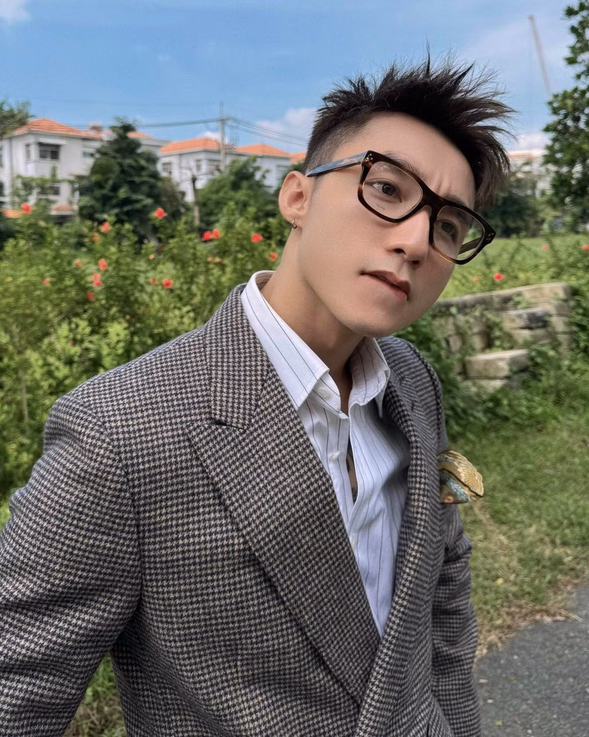 Vốn nổi tiếng là nghệ sĩ kín tiếng về đời sống tình cảm, mỗi chia sẻ mang màu sắc bông đùa của Sơn Tùng đều dễ dàng trở thành tâm điểm chú ý. Sự duyên ngầm, tinh tế trong cách tương tác với fan cũng là một trong những lý do giúp anh luôn giữ được sức hút bền bỉ suốt nhiều năm qua.