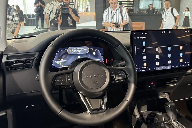 Phía sau vô lăng khắc chữ “Mazda” thay vì logo truyền thống là bảng đồng hồ kỹ thuật số 10,25 inch. Những trang bị đáng chú ý khác của xe gồm có ghế bọc da hoặc da lộn, sạc không dây Qi, cửa sổ trời toàn cảnh, hệ thống âm thanh Bose 12 loa, hệ thống phanh điện tử mới và hệ thống treo để nâng cao khả năng xử lý cũng như độ êm ái.