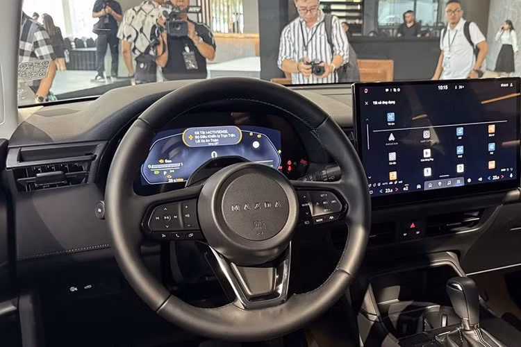 Phía sau vô lăng khắc chữ “Mazda” thay vì logo truyền thống là bảng đồng hồ kỹ thuật số 10,25 inch. Những trang bị đáng chú ý khác của xe gồm có ghế bọc da hoặc da lộn, sạc không dây Qi, cửa sổ trời toàn cảnh, hệ thống âm thanh Bose 12 loa, hệ thống phanh điện tử mới và hệ thống treo để nâng cao khả năng xử lý cũng như độ êm ái.