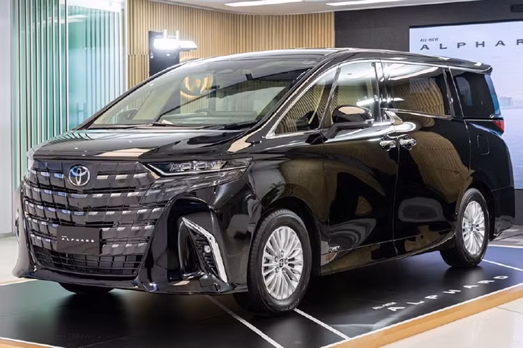 Toyota Alphard: 20 xe ﻿Vị trí thứ 3 thuộc về mẫu MPV hạng sang Toyota Alphard. Mẫu xe này là lựa chọn của 20 khách hàng Việt trong tháng 11/2025, giảm 35,4%. Việc Toyota Alphard bán được 20 chiếc tại Việt Nam trên thực tế khá ấn tượng vì mẫu xe này sở hữu giá cao, dao động từ 4,37-4,475 tỷ đồng. Với giá bán này, mẫu MPV được mệnh danh "chuyên cơ mặt đất" này không phải là sản phẩm dành cho số đông.