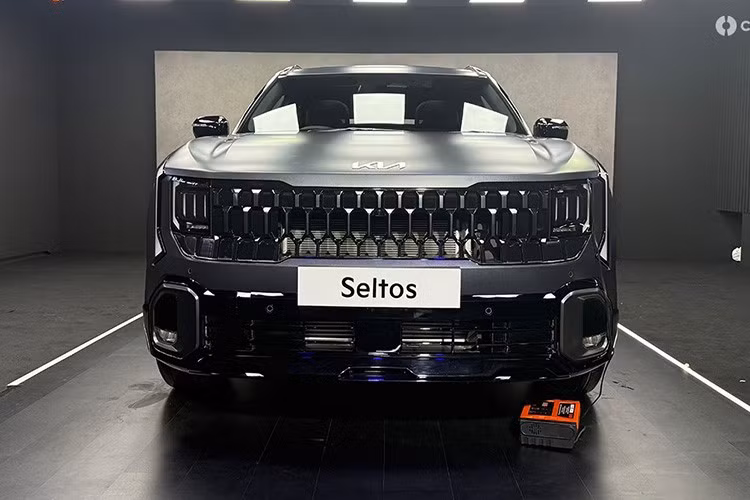 Phía sau xe được làm mới với dải đèn LED kéo dài, thiết kế cản sau sắc nét hơn, cùng các tín hiệu rẽ mới giúp chiếc SUV trông bề thế hơn. Xe còn được trang bị mâm hợp kim 18 inch, tay nắm cửa tự động ẩn, đèn pha projector mới, đèn sương mù LED, gạt mưa sau ẩn, giá nóc và cửa sổ trời toàn cảnh.