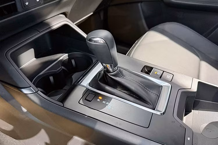 Nằm bên dưới nắp ca-pô của Mazda CX-5 mới là động cơ xăng e-Skyactiv-G 4 xi-lanh, hút khí tự nhiên, dung tích 2.5L, kết hợp hệ thống mild hybrid 24V, thay thế động cơ 2.0L cũ.