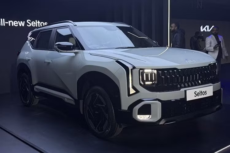 Về mặt kết nối, Kia Seltos mới hỗ trợ Android Auto và Apple CarPlay không dây, mở khóa xe thông minh bằng chìa khóa ảo và hệ thống Kia Connect 2.0 với 91 tính năng kết nối – bao gồm vận hành từ xa và chẩn đoán xe theo thời gian thực.