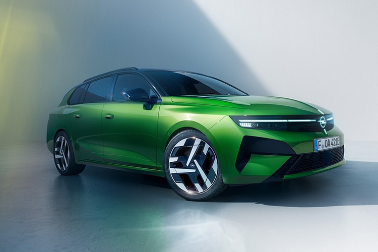 Ngoài ra, lần đầu tiên xe còn được trang bị công nghệ V2L – Vehicle to Load (sạc từ xe đến thiết bị), sẵn sàng sạc các thiết bị ngoại vi như xe đạp điện chẳng hạn.