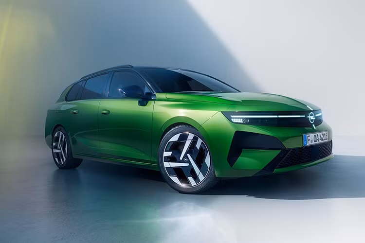 Ngoài ra, lần đầu tiên xe còn được trang bị công nghệ V2L – Vehicle to Load (sạc từ xe đến thiết bị), sẵn sàng sạc các thiết bị ngoại vi như xe đạp điện chẳng hạn.