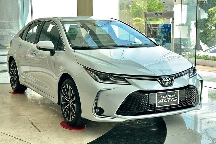 Toyota Corolla Altis: 30 xe ﻿Tương tự Suzuki Jimny, Toyota Corolla Altis cũng có doanh số bán hàng chỉ 30 chiếc trong tháng 11/2025. So với tháng 10/2025, doanh số của mẫu sedan hạng C này chỉ tăng nhẹ 3,4%. Tương tự Honda Accord, Toyota Corolla Altis giảm sức bán tại Việt Nam vì giá bán kém hấp dẫn trong phân khúc, thiết kế và trang bị giữ nguyên trong suốt một thời gian dài.