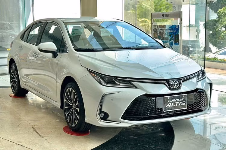 Toyota Corolla Altis: 30 xe ﻿Tương tự Suzuki Jimny, Toyota Corolla Altis cũng có doanh số bán hàng chỉ 30 chiếc trong tháng 11/2025. So với tháng 10/2025, doanh số của mẫu sedan hạng C này chỉ tăng nhẹ 3,4%. Tương tự Honda Accord, Toyota Corolla Altis giảm sức bán tại Việt Nam vì giá bán kém hấp dẫn trong phân khúc, thiết kế và trang bị giữ nguyên trong suốt một thời gian dài.