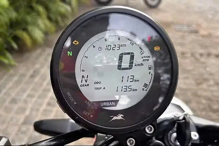 Màn hình kỹ thuật số của mẫu xe môtô phong cách hoài cổ này hiển thị thông tin như báo số, khoảng cách còn lại, cảnh báo cuộc gọi/SMS và vị trí chống đứng. Nhiều tính năng kết nối khác có thể sử dụng qua nền tảng TVS SmartXonnect.