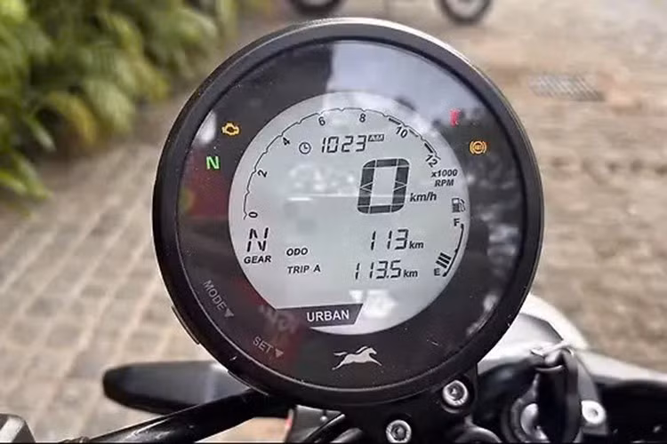 Màn hình kỹ thuật số của mẫu xe môtô phong cách hoài cổ này hiển thị thông tin như báo số, khoảng cách còn lại, cảnh báo cuộc gọi/SMS và vị trí chống đứng. Nhiều tính năng kết nối khác có thể sử dụng qua nền tảng TVS SmartXonnect.