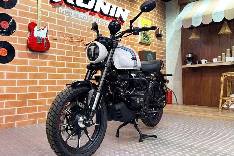 Mức giá bán của mẫu xe môtô TVS Ronin Agonda 2025 tại thị trường Ấn Độ khởi điểm từ 131.000 rupee (tương đương khoảng 38,3 triệu đồng). Được biết, thương hiệu môtô TVS Ronin luôn nhận được các phản hồi tích cực từ người dùng tại Indonesia cũng như Ấn Độ.