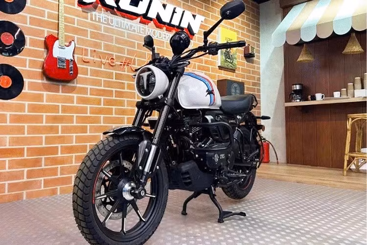 Mức giá bán của mẫu xe môtô TVS Ronin Agonda 2025 tại thị trường Ấn Độ khởi điểm từ 131.000 rupee (tương đương khoảng 38,3 triệu đồng). Được biết, thương hiệu môtô TVS Ronin luôn nhận được các phản hồi tích cực từ người dùng tại Indonesia cũng như Ấn Độ.