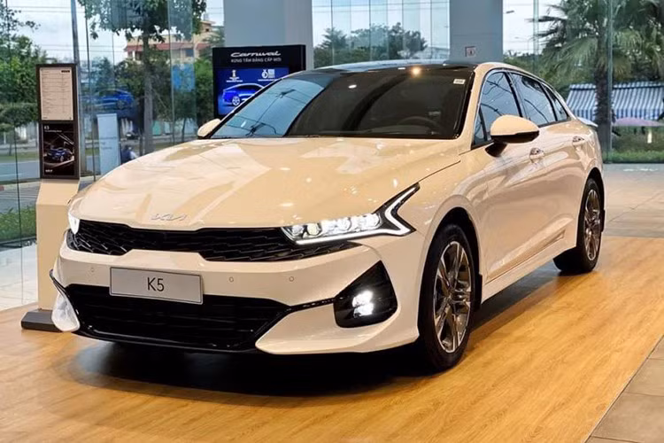 Kia K5: 33 xe ﻿Đứng phía sau Toyota Corolla Altis là Kia K5. Mẫu sedan hạng D này sở hữu kết quả bán hàng 33 chiếc, tăng trưởng 43,4% so với tháng liền trước. So với đối thủ Honda Accord, Kia K5 có giá rẻ hơn nhiều. Tuy nhiên, xe lại thường xuyên góp mặt trong top 10 ô tô bán kém nhất thị trường vì sự ảm đạm chung của toàn phân khúc sedan hạng D.
