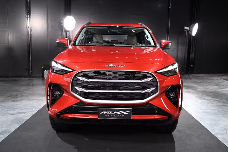 Isuzu mu-X: 29 xe ﻿Isuzu mu-X là gương mặt quen thuộc tiếp theo trong top xe ế nhất thị trường Việt Nam. Trong tháng 11/2025, mẫu SUV hạng trung này chỉ sở hữu doanh số 29 chiếc, giảm 13,7%. Không có gì ngạc nhiên khi Isuzu mu-X là mẫu xe đứng cuối cùng trong phân khúc SUV cỡ D về mặt doanh số. mu-X vốn không được ưa chuộng tại Việt Nam vì thiết kế kén khách.