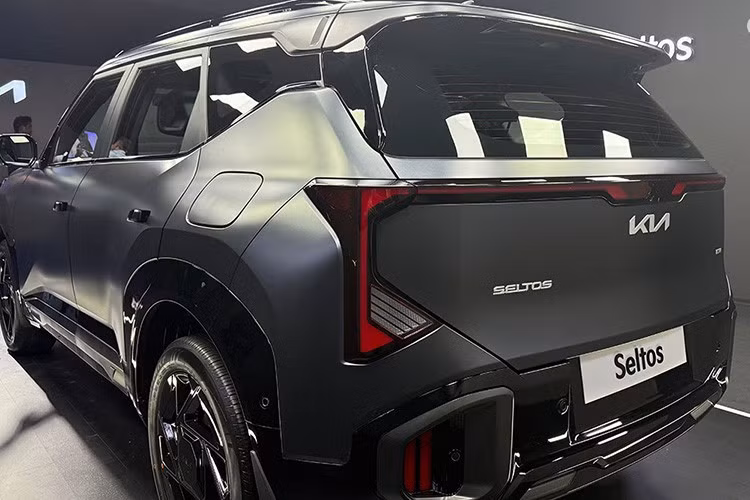 Dải đèn LED định vị ban ngày dạng đứng được đẩy lệch ra ngoài, kết hợp cụm đèn hình chữ C với các thanh đèn xếp tầng tạo nên diện mạo sắc sảo và chắc chắn.