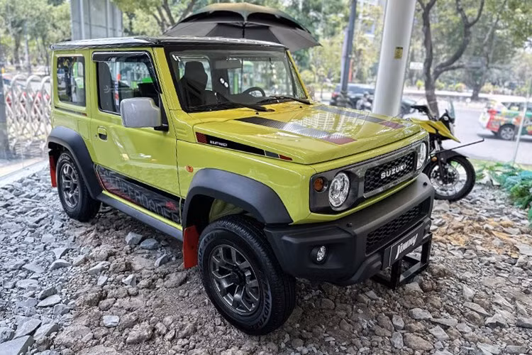 Suzuki Jimny: 30 xe ﻿Suzuki Jimny một lần nữa xuất hiện trong top ôtô bán kém nhất thị trường Việt Nam. Mẫu xe này sở hữu kết quả bán hàng chỉ 30 chiếc trong tháng 11/2025, tăng trưởng 76,4%. Suzuki Jimny có doanh số không mấy khả quan ở Việt Nam vì giá cao, khởi điểm từ 789 triệu đồng, trong khi kích thước, trang bị tiện nghi và an toàn chưa tương xứng.