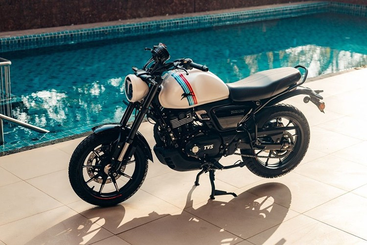 TVS Ronin Agonda 2025 mới là mẫu xe mang đậm phong cách classic và được lấy cảm hứng từ bãi biển Agonda ở Goa, nổi tiếng với không khí yên bình, thư thái và những cảnh quan cát tuyệt đẹp. Xe sở hữu đèn pha, cụm đồng hồ và gương chiếu hậu đều sử dụng hình tròn cổ điển, đi kèm bình xăng giọt nước.