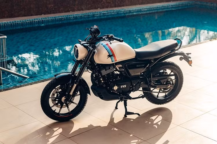 TVS Ronin Agonda 2025 mới là mẫu xe mang đậm phong cách classic và được lấy cảm hứng từ bãi biển Agonda ở Goa, nổi tiếng với không khí yên bình, thư thái và những cảnh quan cát tuyệt đẹp. Xe sở hữu đèn pha, cụm đồng hồ và gương chiếu hậu đều sử dụng hình tròn cổ điển, đi kèm bình xăng giọt nước.